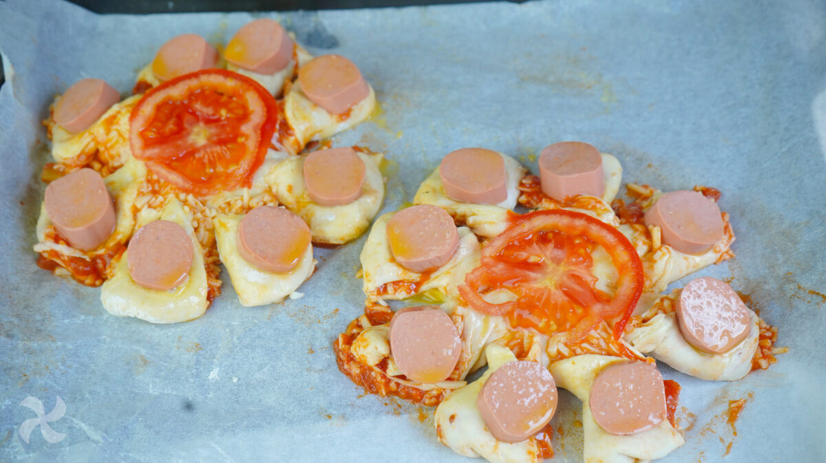 Colocamos una rodaja de tomate fresco en el centro de la pizza