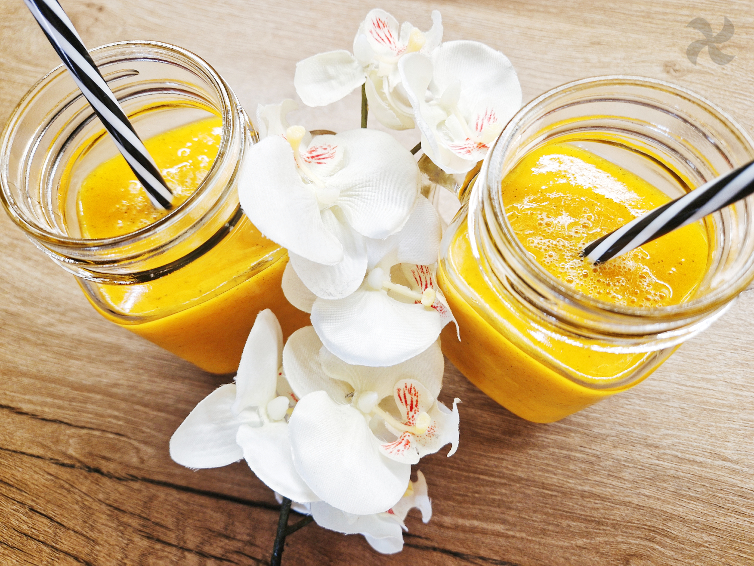 Smoothie de mango, mandarina y hierbabuena