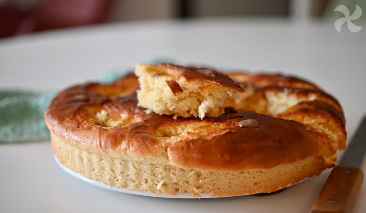 Bizchocho brioche con mermelada de ciruela