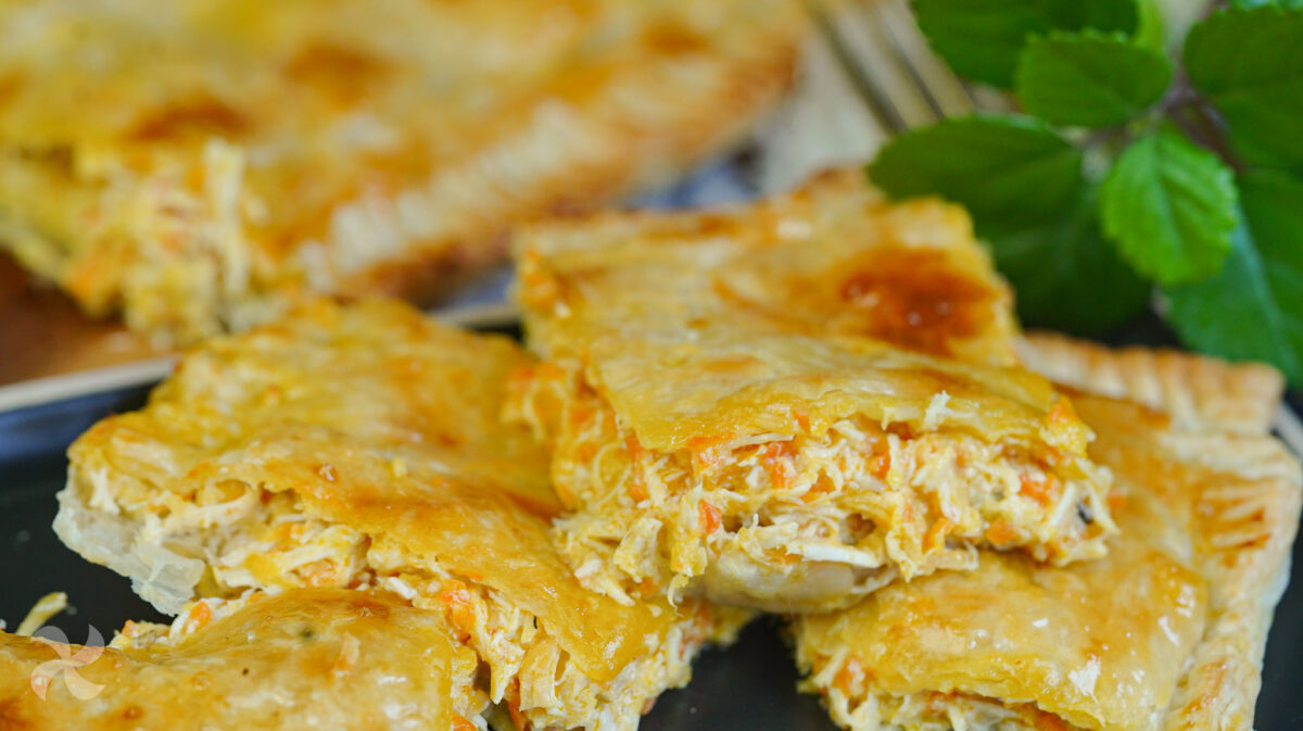 Empanada de hojaldre rellena de pollo