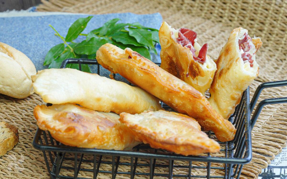 Empanadillas de cecina, queso feta y manzana