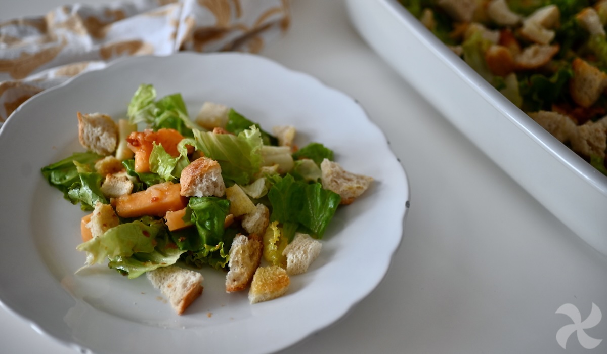 Ensalada de melón, pan y tomates secos