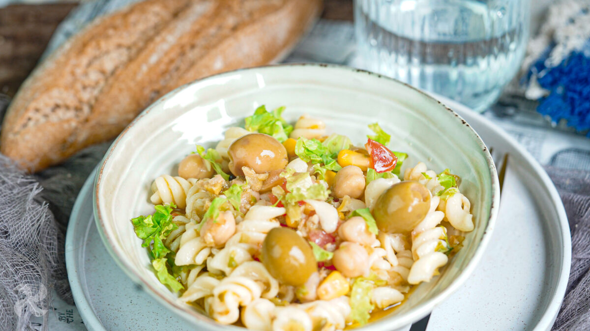 Ensalada de pasta con garbanzos