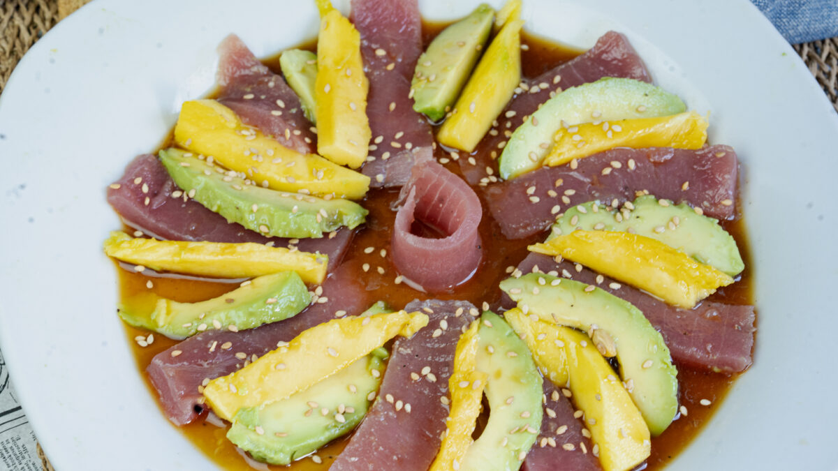 Ensalada de Sashimi con Aguacate y Mango