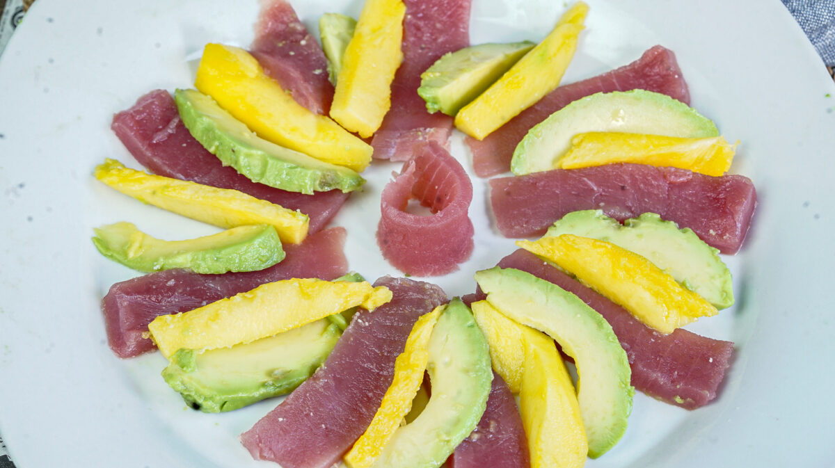 Ensalada de Sashimi con Aguacate y Mango