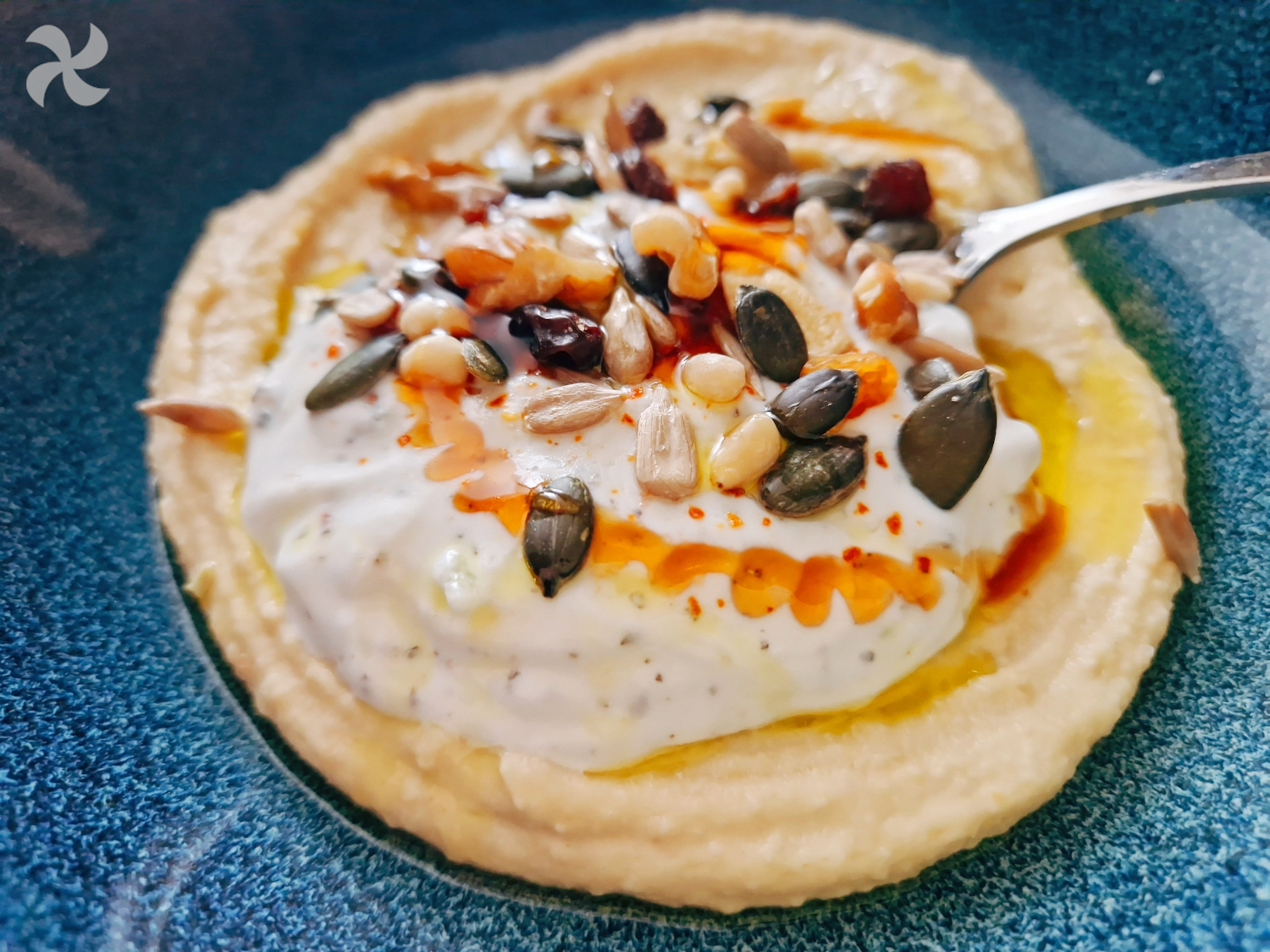 Hummus de garbanzos con queso batido y miel