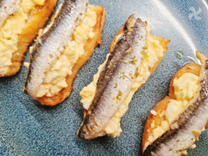Montaditos de huevo y boquerones en vinagre