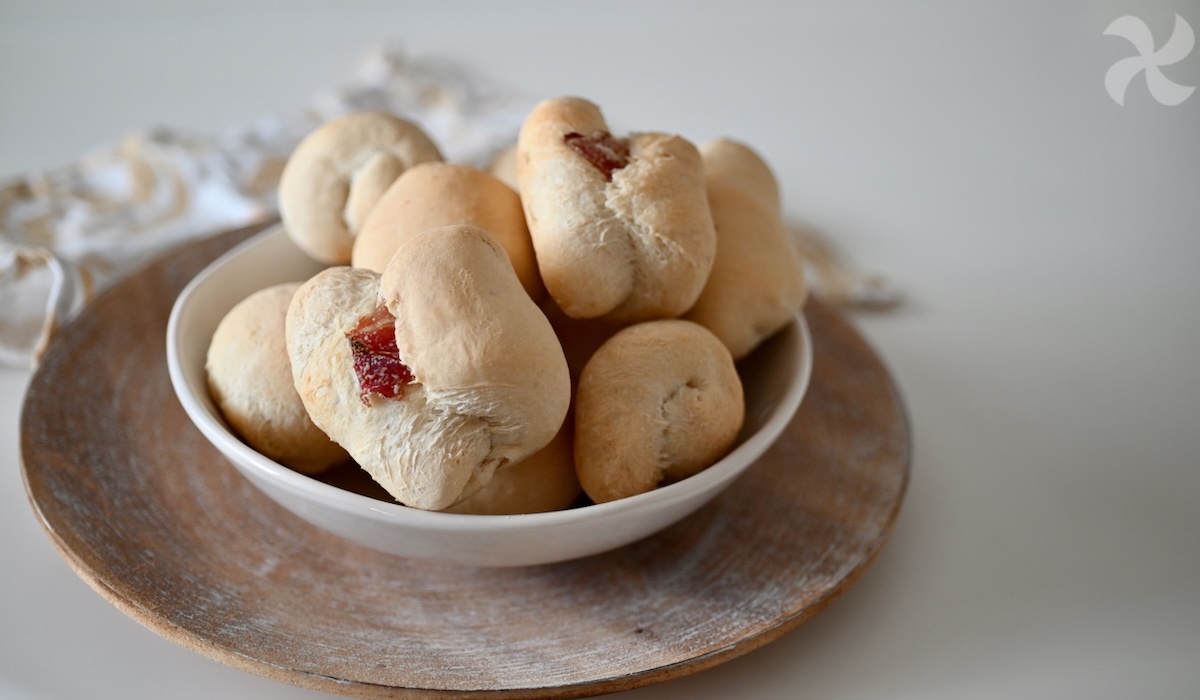 Panecillos blancos con jamón