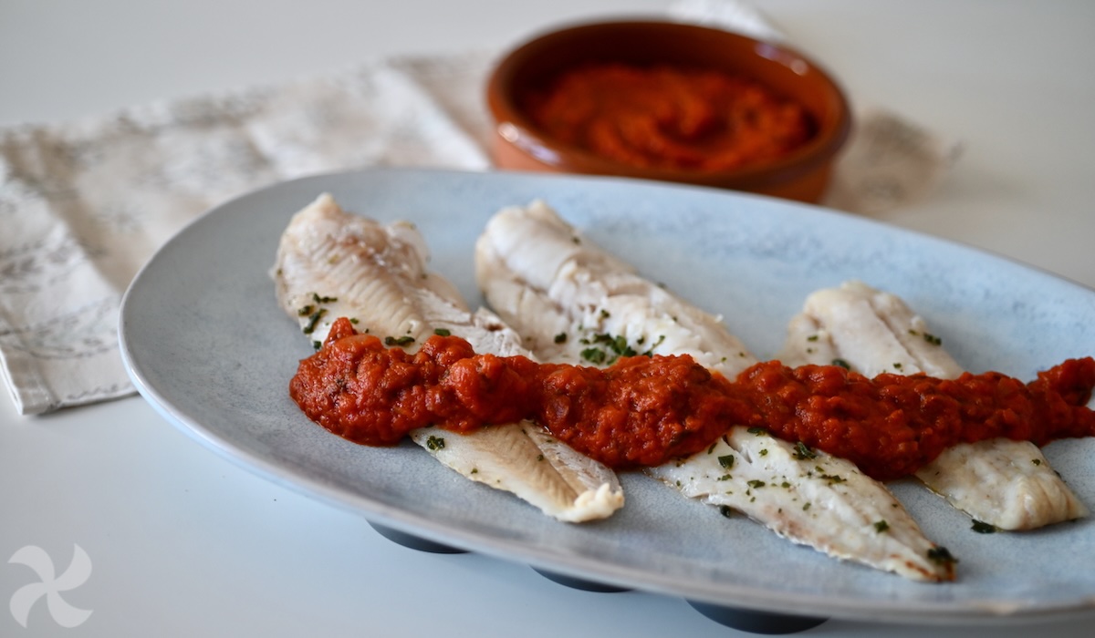 Pescado al vapor con salsa de tomate casera