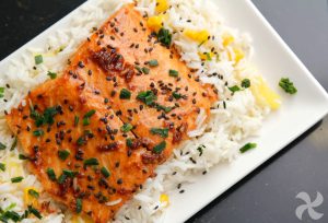 Salmón glaseado con soja y arroz con piña2