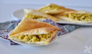 Triángulos de hojaldre y coliflor