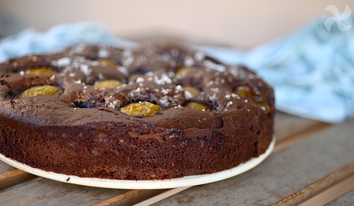 Bizcocho de chocolate, ciruelas y cerezas en almíbar