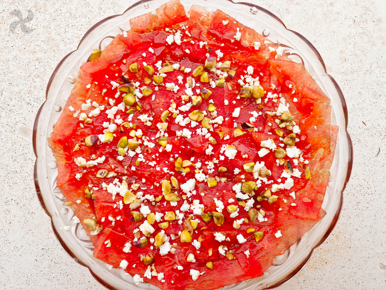 Carpaccio de sandía y feta con vinagreta de pistachos