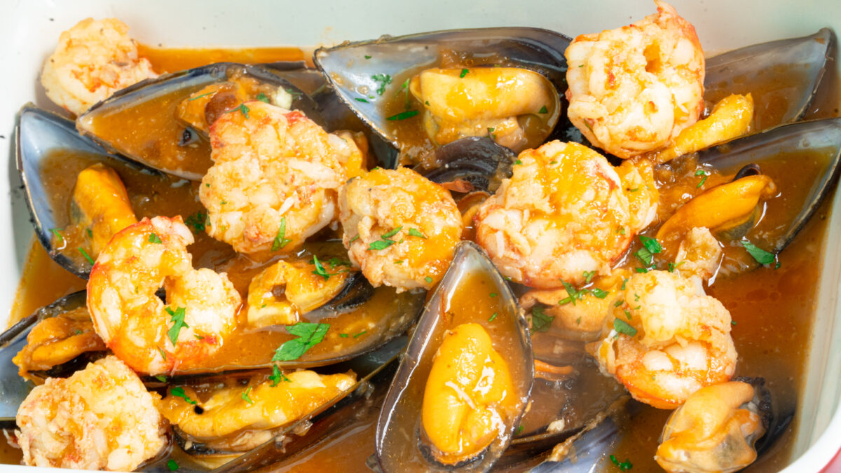 Mejillones y gambones en salsa de tomate