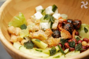 ensalada de garbanzos y queso feta con salsa tahini