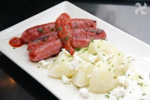 Salchichas con salsa agridulce con patatas y migas de queso de cabra3