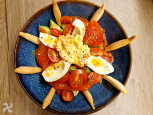 Ensalada de tomates cherrys, salmón y huevo