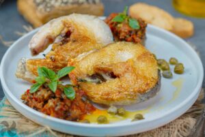 Merluza con salsa a la putanesca
