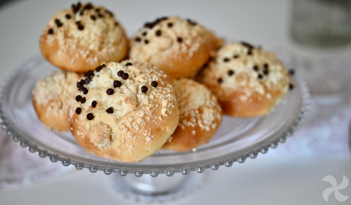Bollitos con crumble en la superficie