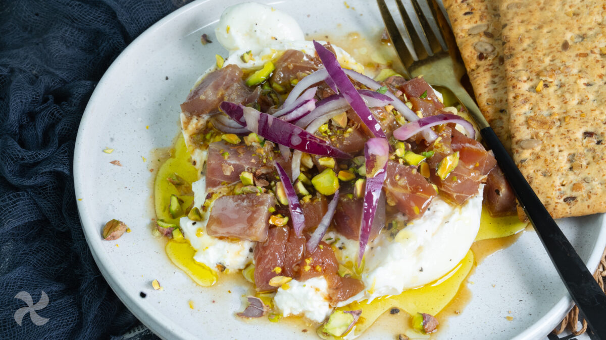 Burrata con tartar de atún y pistachos