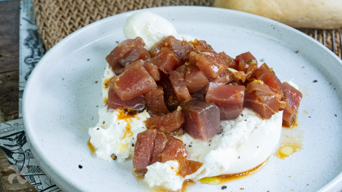 Burrata con tartar de atún y pistachos