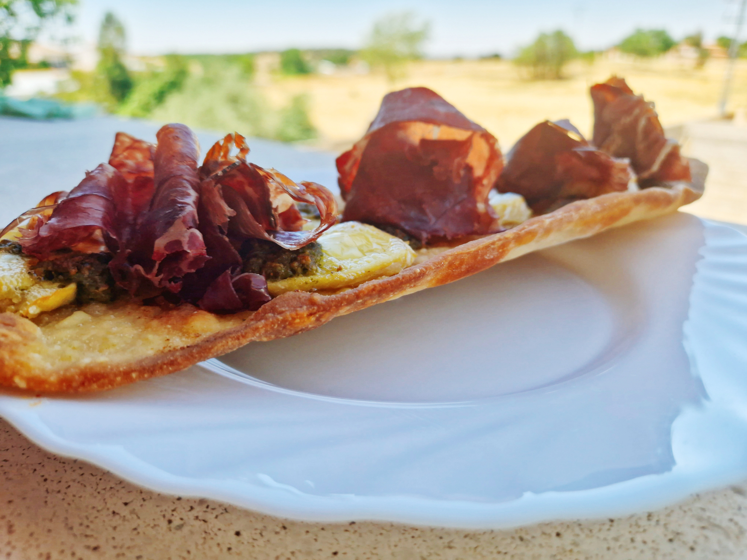 Coca de queso brie pesto y cecina