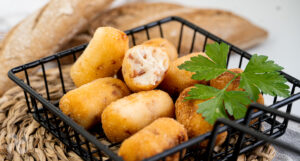 Croquetas de coliflor con taquitos de jamón serrano