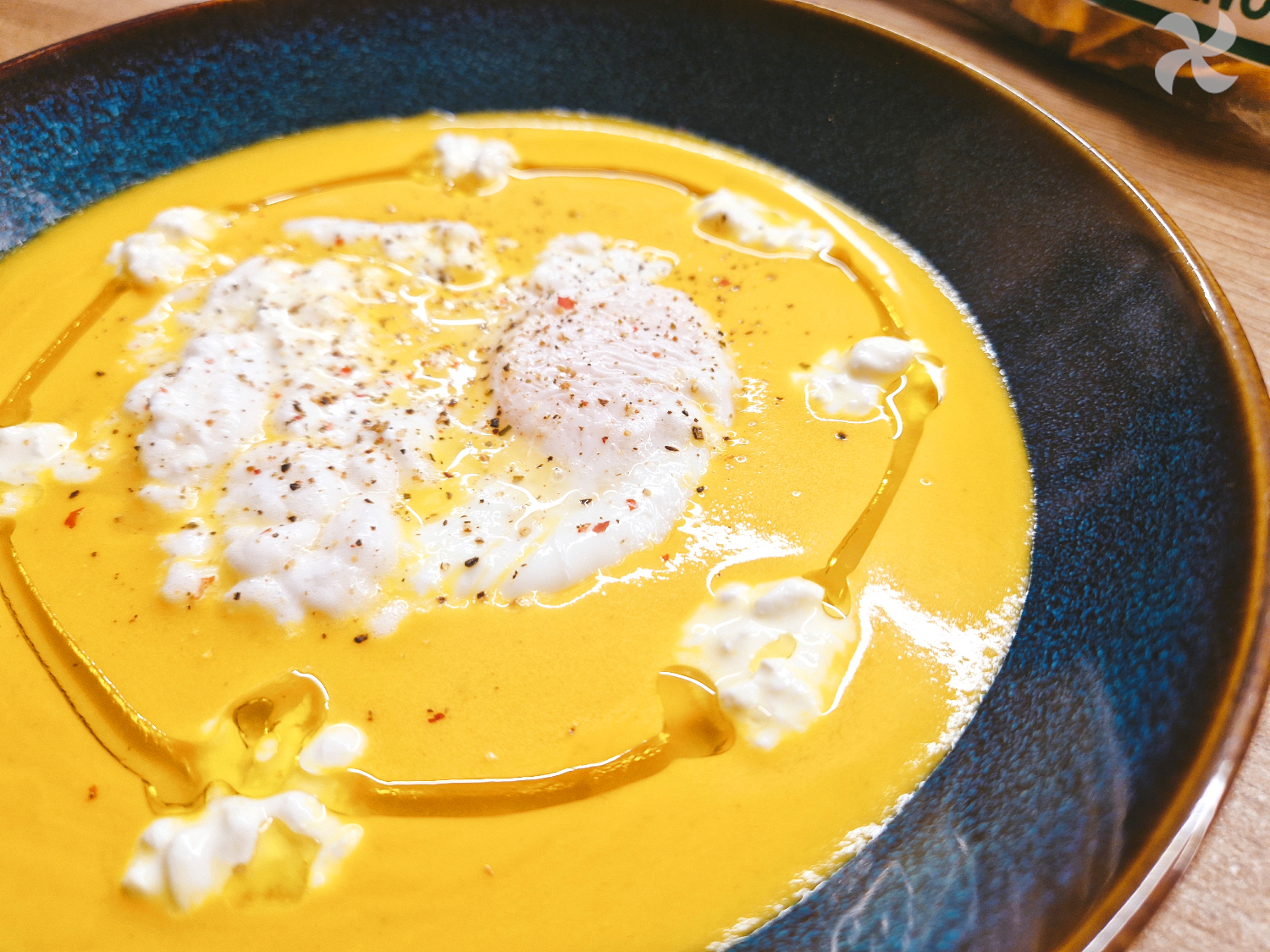 Crema de calabaza proteica con huevo poché y queso cottage