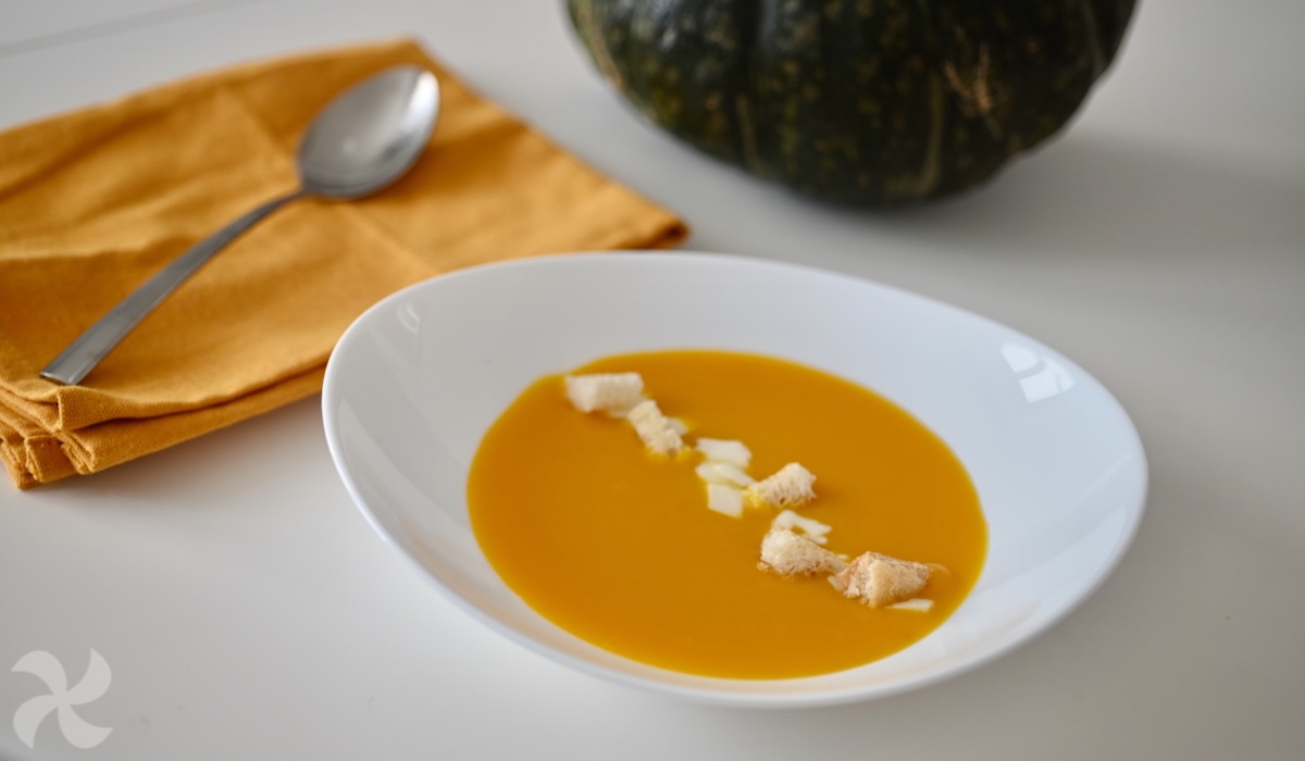 Crema de zanahoria y calabaza con trocitos de pan y mozzarella