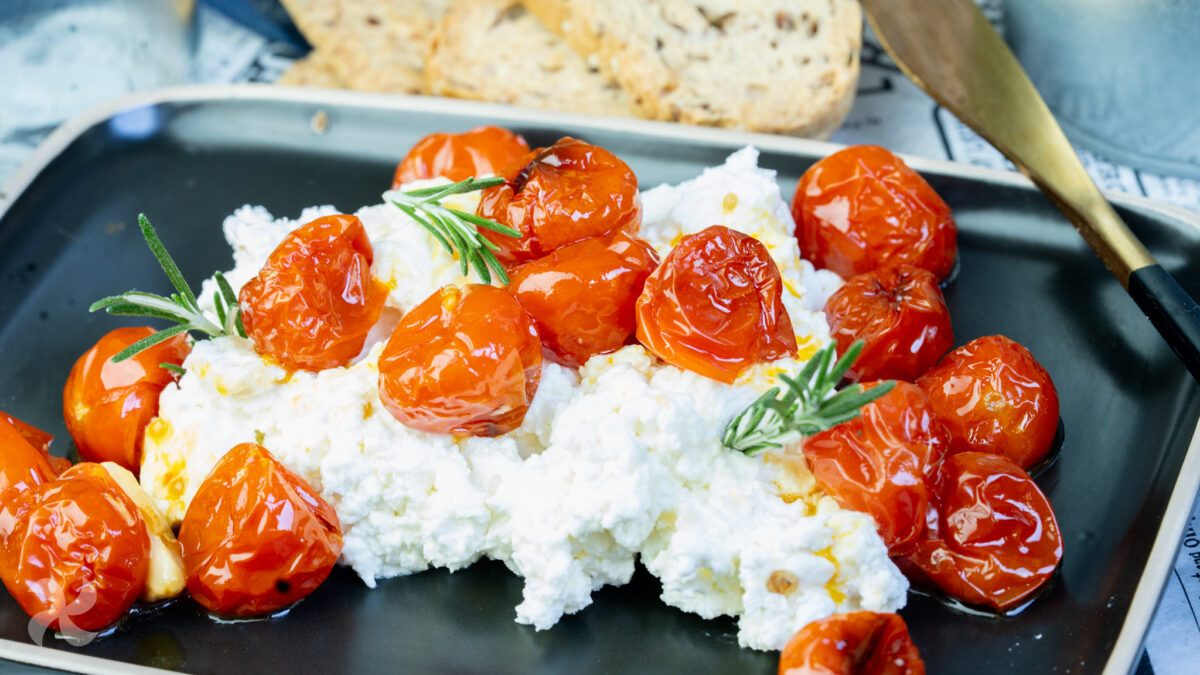 Base de crema feta con tomates cherry al horno