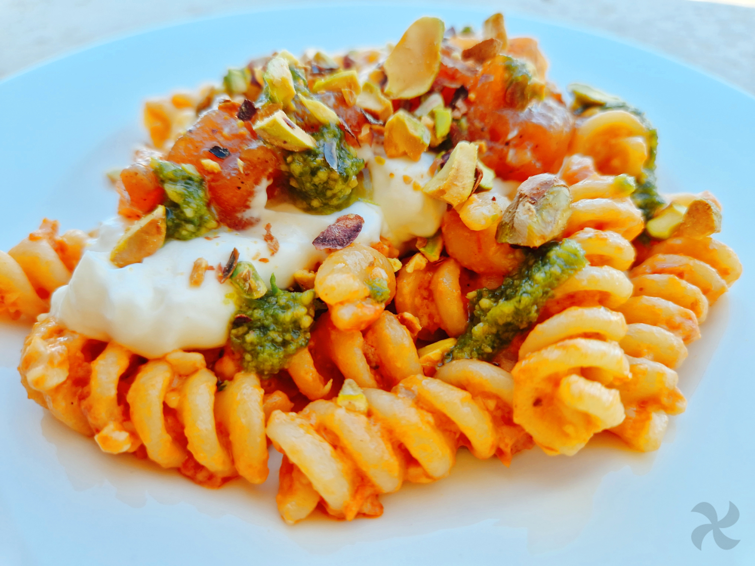 Fusili con pesto rosso y verde y tartar de salmón