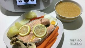 Salmón al vapor y consomé de verduras