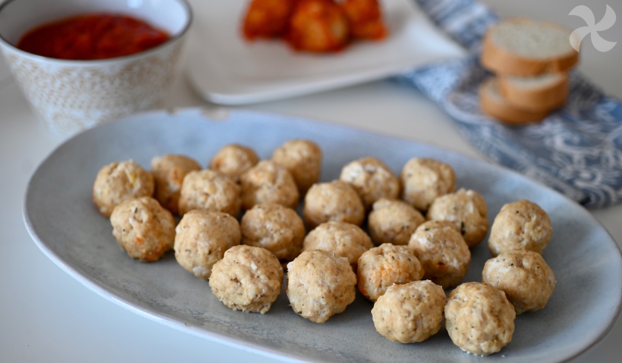 Albóndigas de pollo al vapor con salsa de tomate