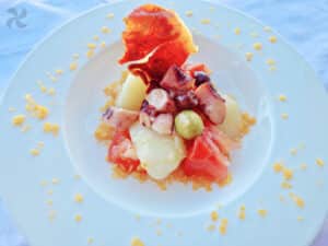Ensalada templada de patatas, pulpo y crujiente de jamón
