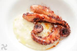 Pulpo a la brasa con puré de patatas al parmesano3