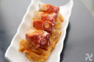 Patatas revolconas con pulpo