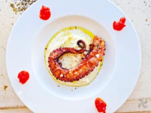 Pulpo a la parrilla con parmentier de queso manchego