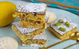 Brownies de limón con chocolate blanco y pistachos