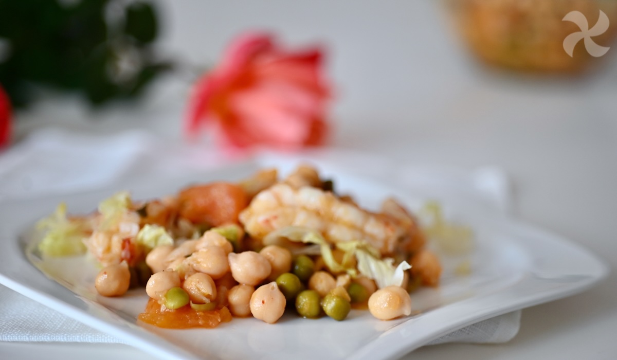 Ensalada de garbanzos con guisantes y langostinos