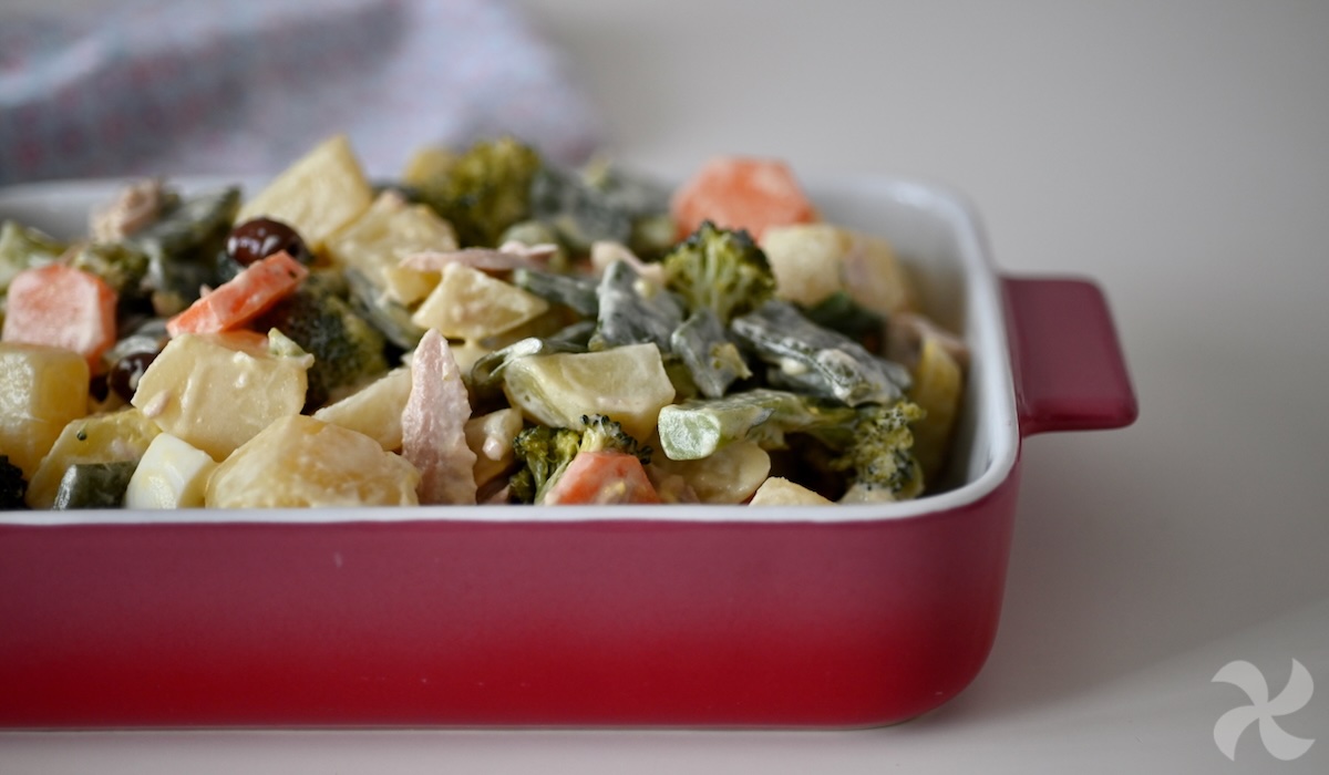 Ensalada de patata, atún y verduras