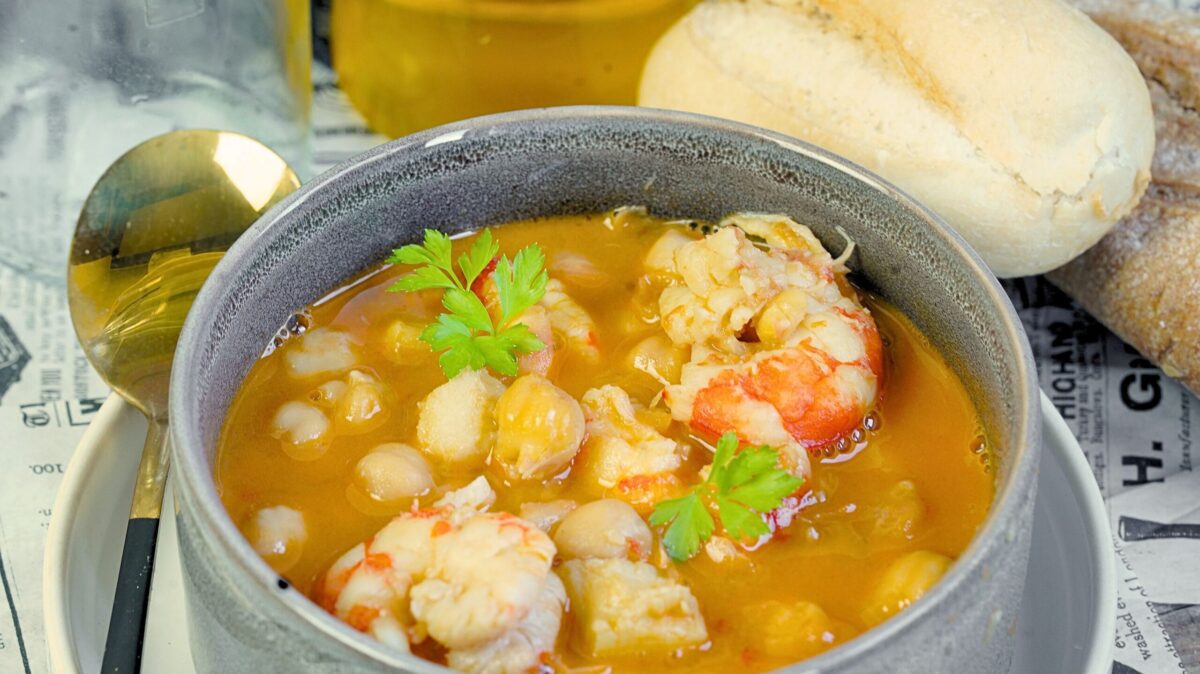 Garbanzos con bacalao y gambones