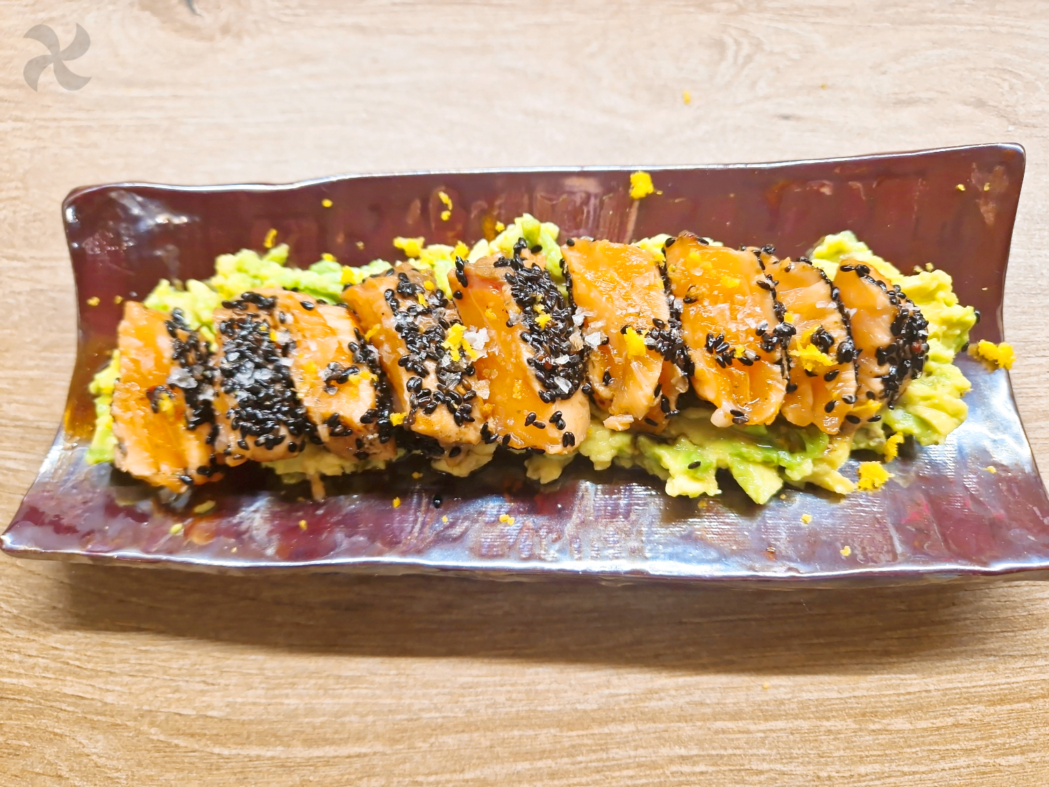 Tataki de salmón con sésamo y guacamole