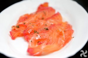 Salmón marinado con remolacha y eneldo