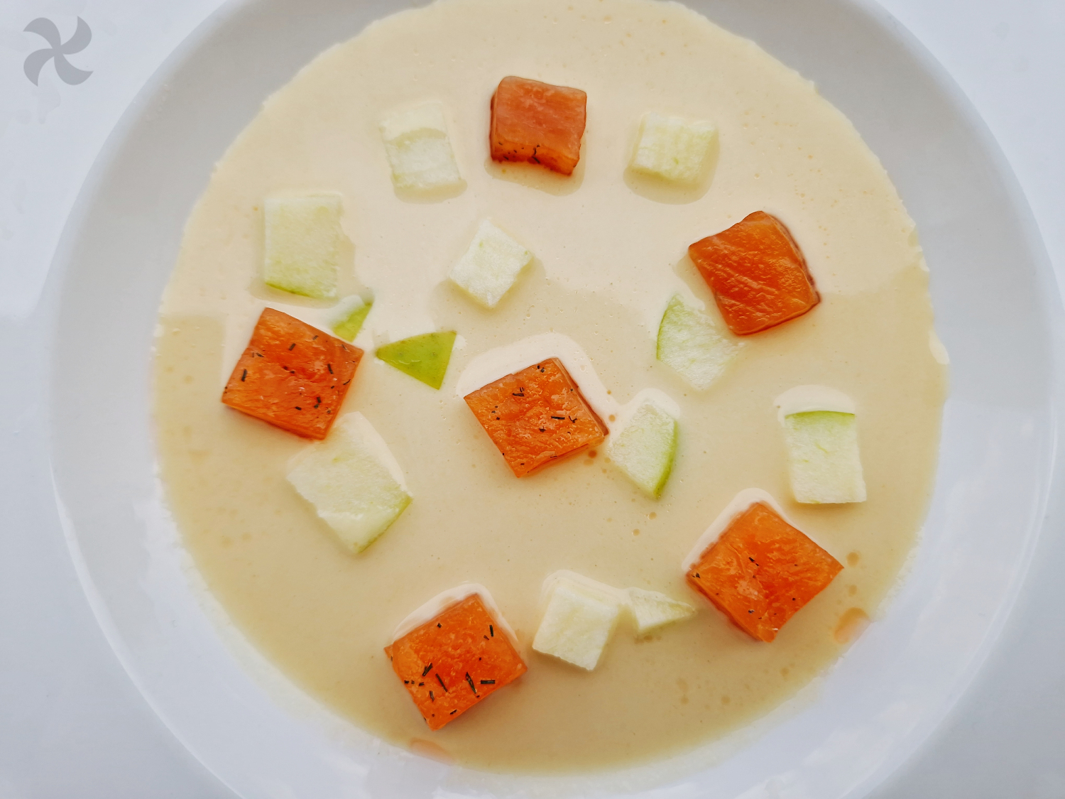 Ajoblanco de melocotón con dados de salmón marinado