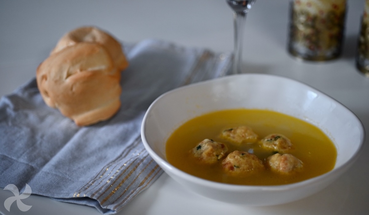 Caldo casero navideño con albóndigas de pan y lomo