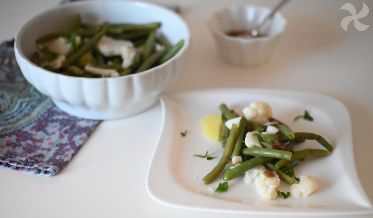 Ensalada de judías verdes y coliflor con salsa de cebolla y mostaza