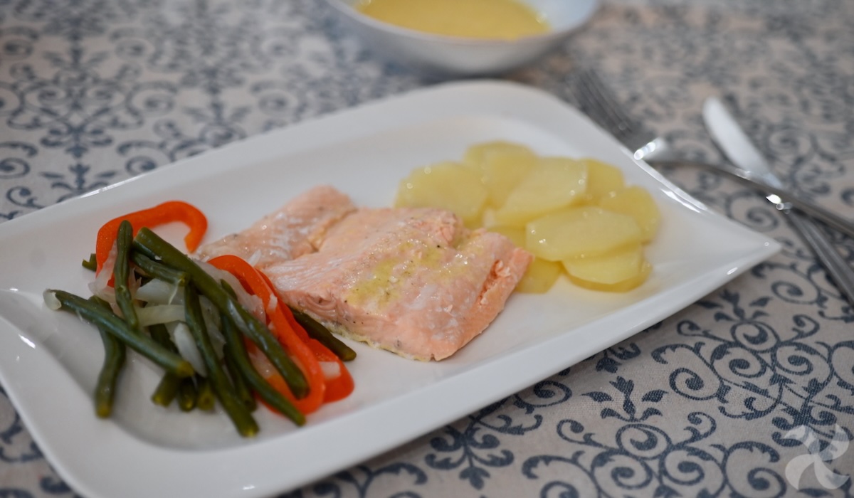Salmón con guarnición de verduras y aceite de naranja