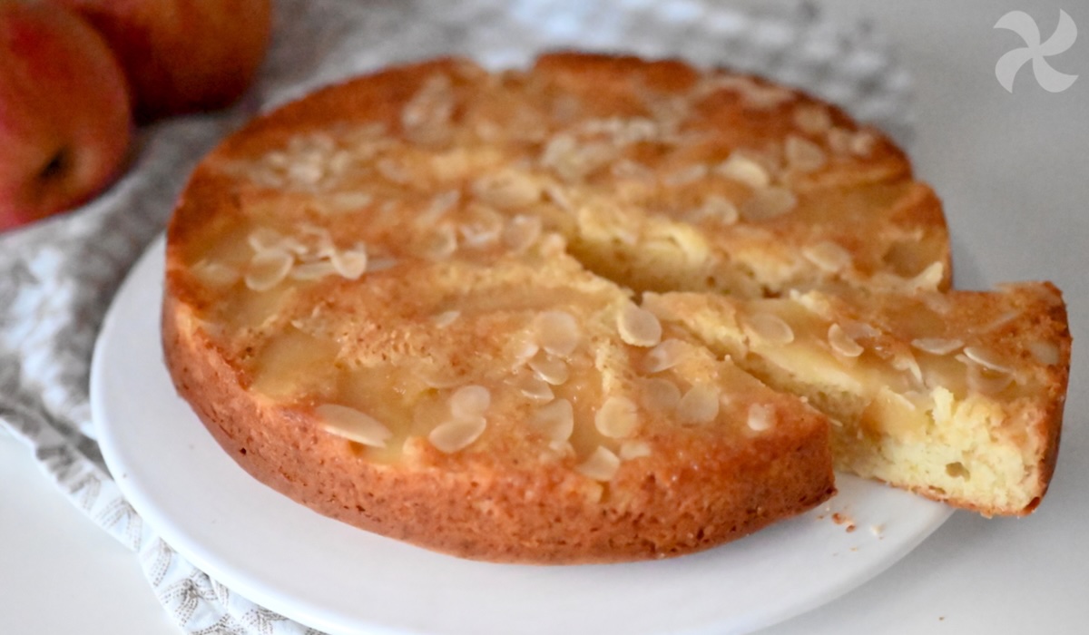 Bizcocho invertido de manzana, almendras y miel