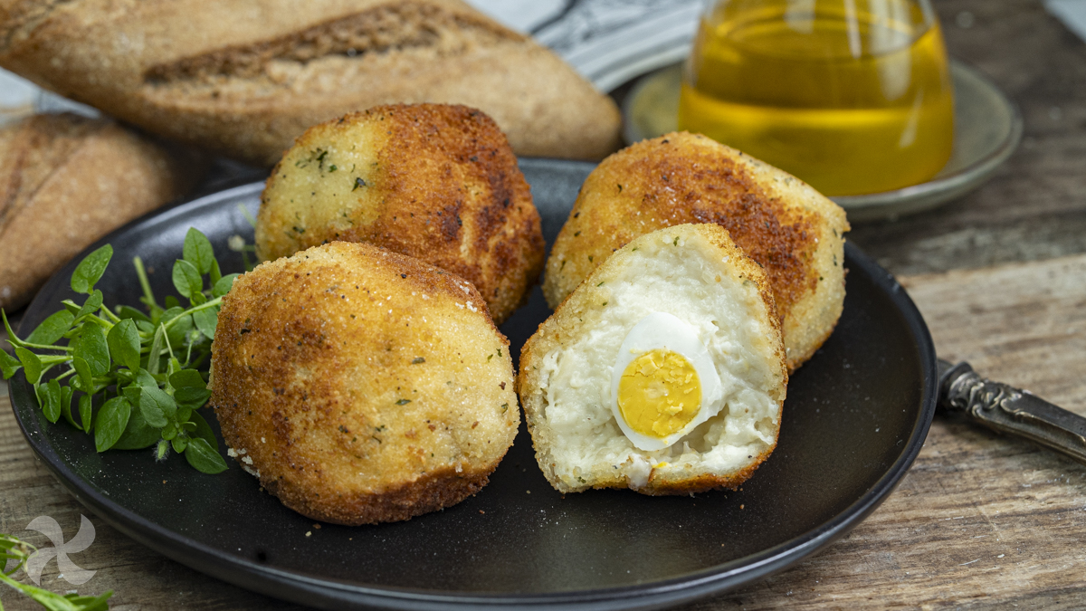 Croquetas de merluza con relleno de huevo de codorniz