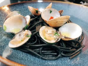 Espaguetis nero vongole